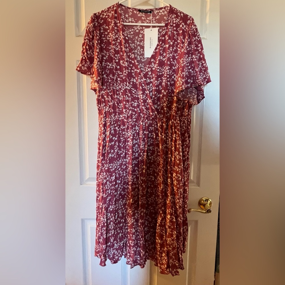 BloomChic classic ditzy print in dusty rose. Almost maxi in length, pockets!